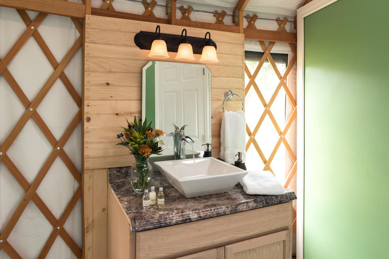 Yale Manor B&B & Yurt Glamping מראה חיצוני תמונה