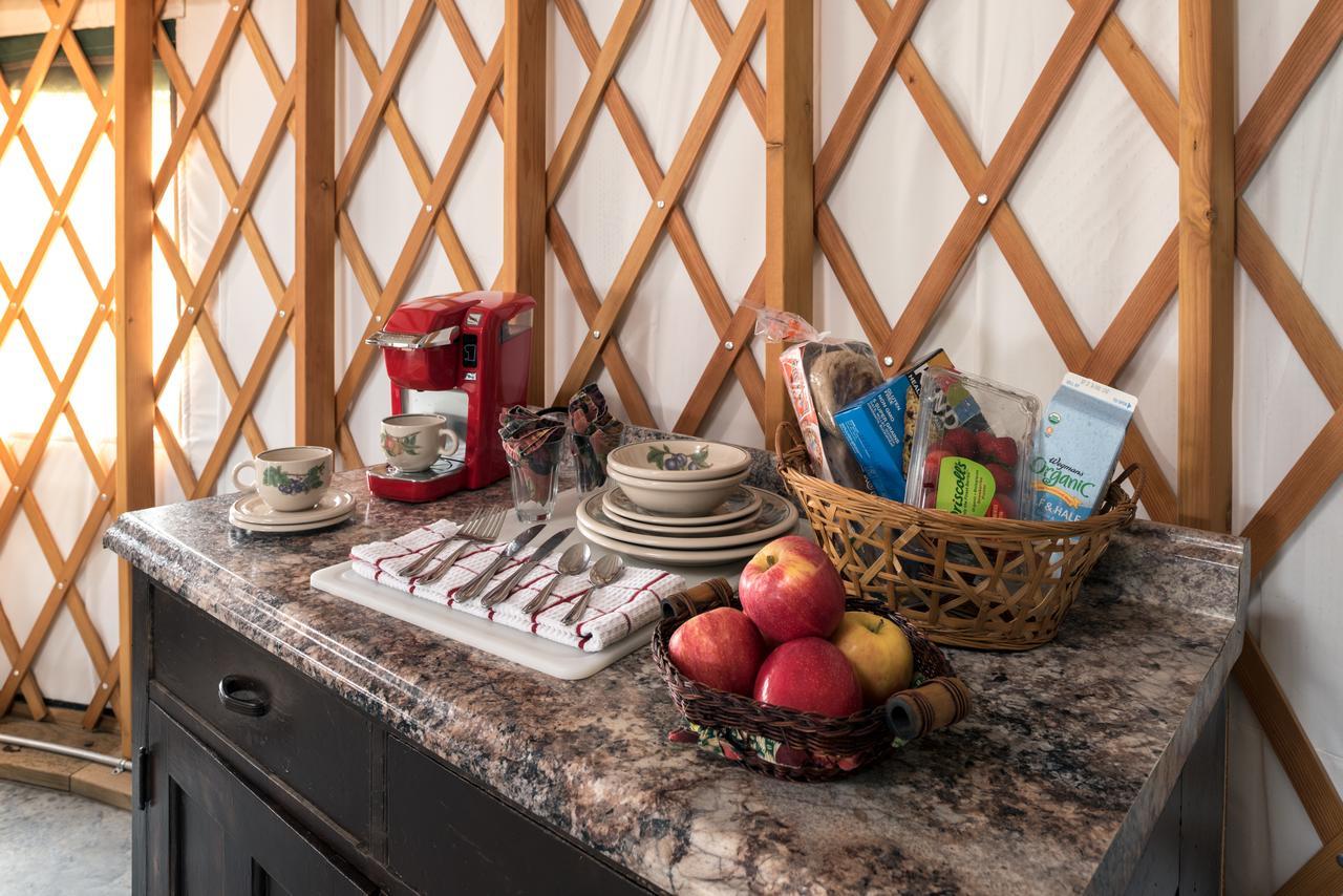 Yale Manor B&B & Yurt Glamping מראה חיצוני תמונה