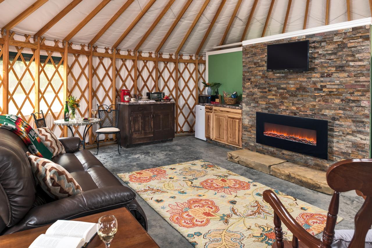 Yale Manor B&B & Yurt Glamping מראה חיצוני תמונה
