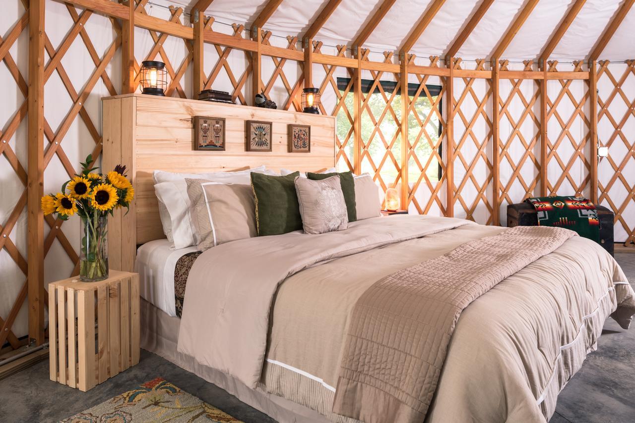 Yale Manor B&B & Yurt Glamping מראה חיצוני תמונה
