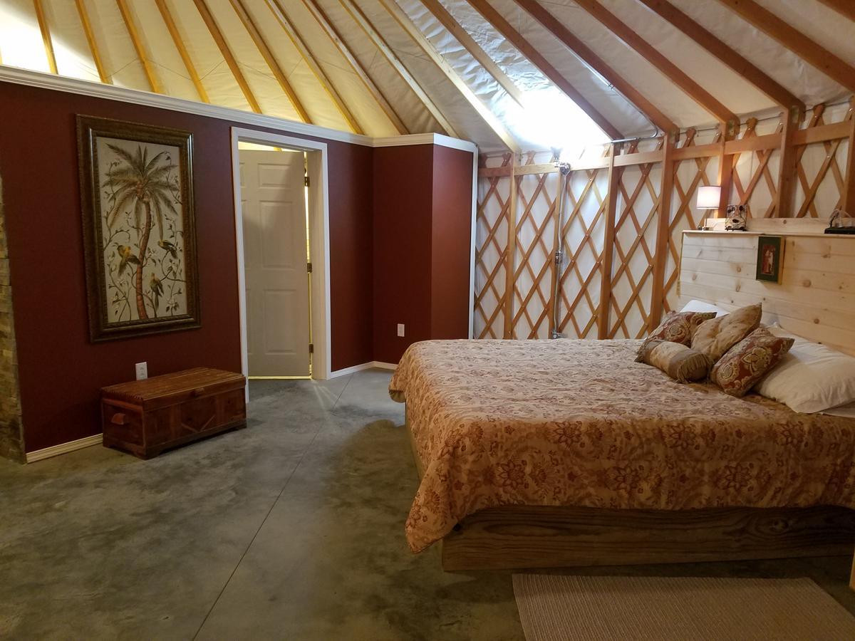 Yale Manor B&B & Yurt Glamping מראה חיצוני תמונה