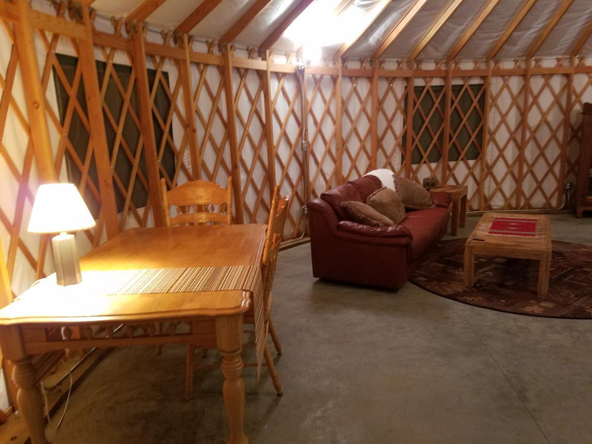 Yale Manor B&B & Yurt Glamping מראה חיצוני תמונה