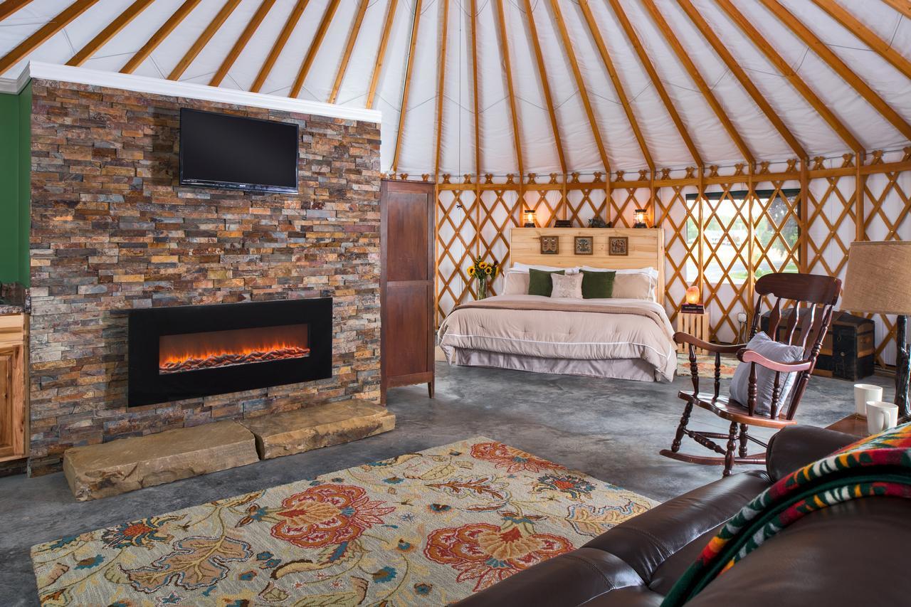 Yale Manor B&B & Yurt Glamping מראה חיצוני תמונה