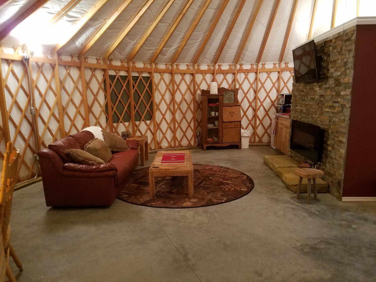 Yale Manor B&B & Yurt Glamping מראה חיצוני תמונה
