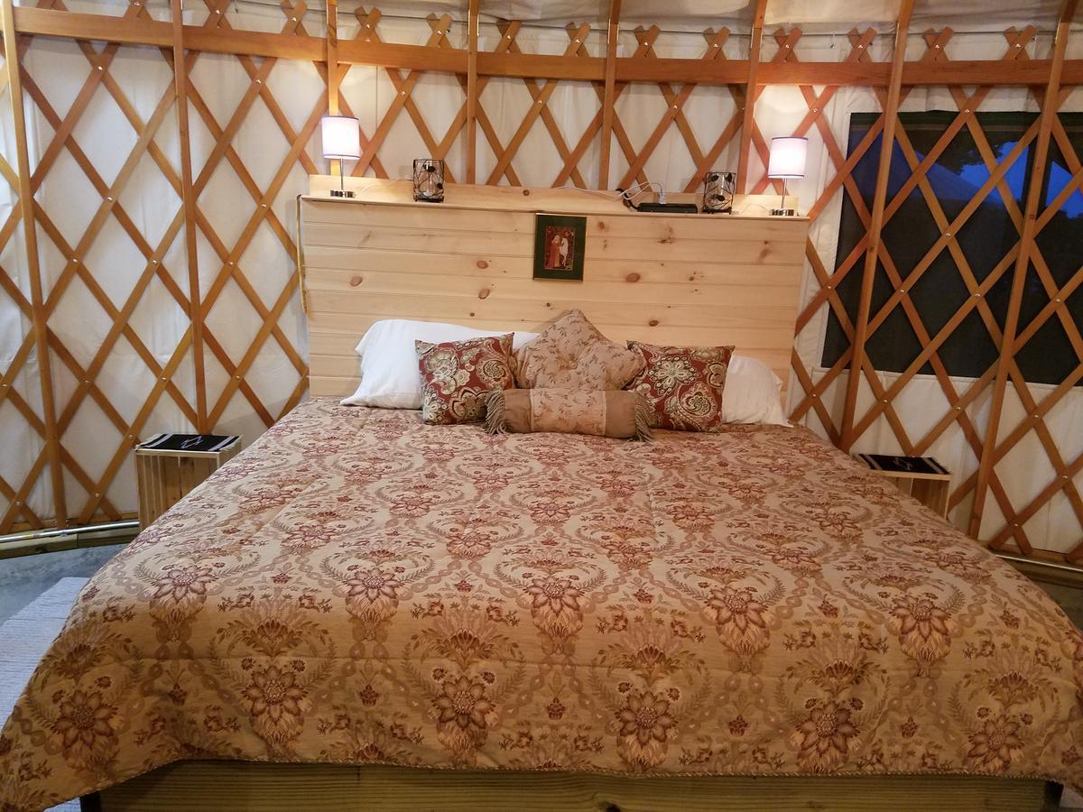 Yale Manor B&B & Yurt Glamping מראה חיצוני תמונה